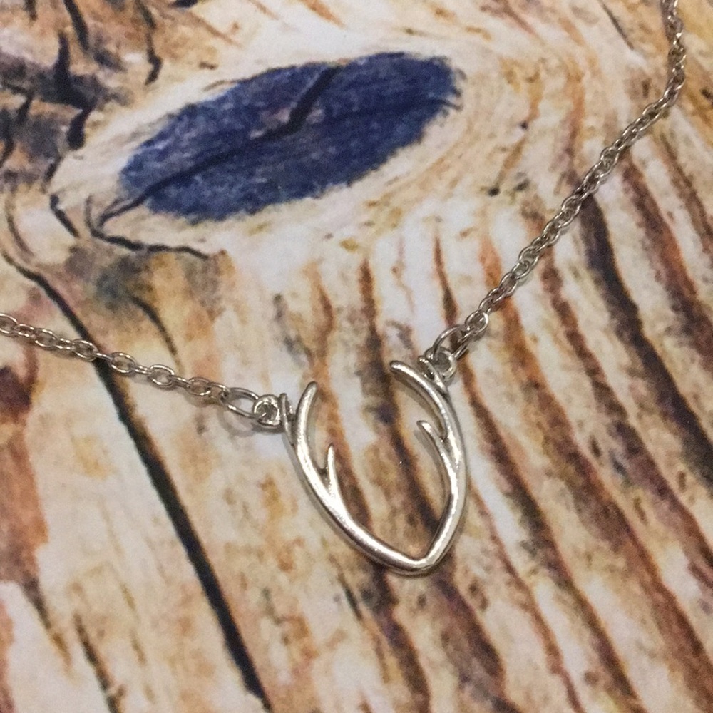 🌲WILDMOOSE🌲 Dainty Delicate Antler Necklace - Picture 3 of 5
